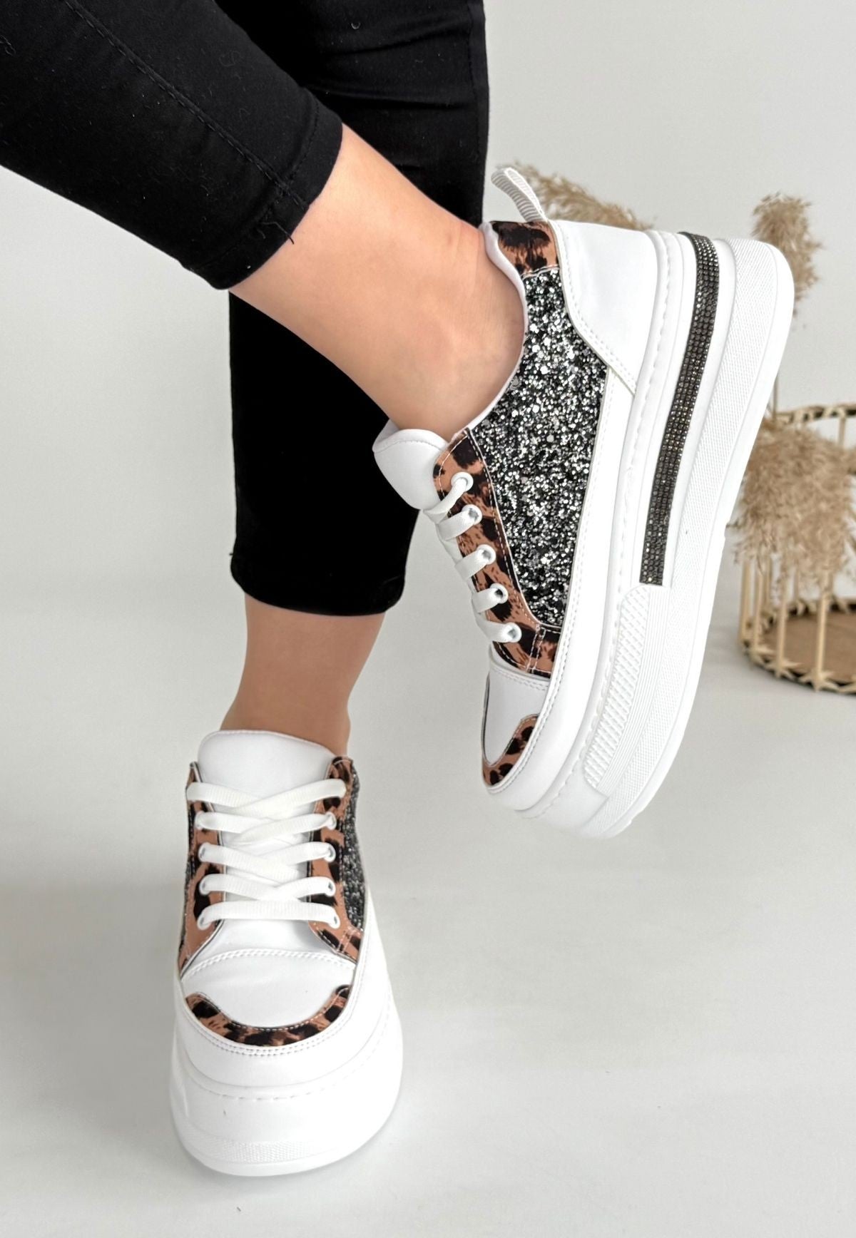 Lawin Beyaz Cilt Siyah Simli Bağcıklı Spor Ayakkabı